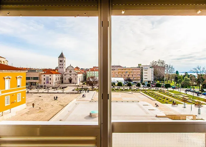 罗马广场公寓 *